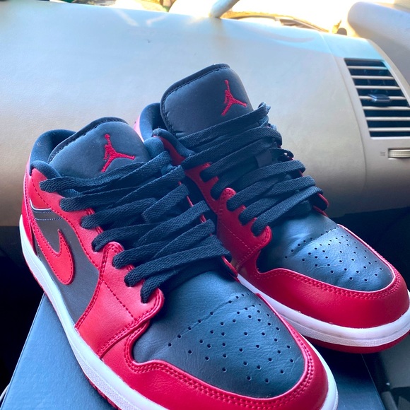 Nike Jordan’s 1 Reverse Bred Low 8.5 - Picture 4 of 9